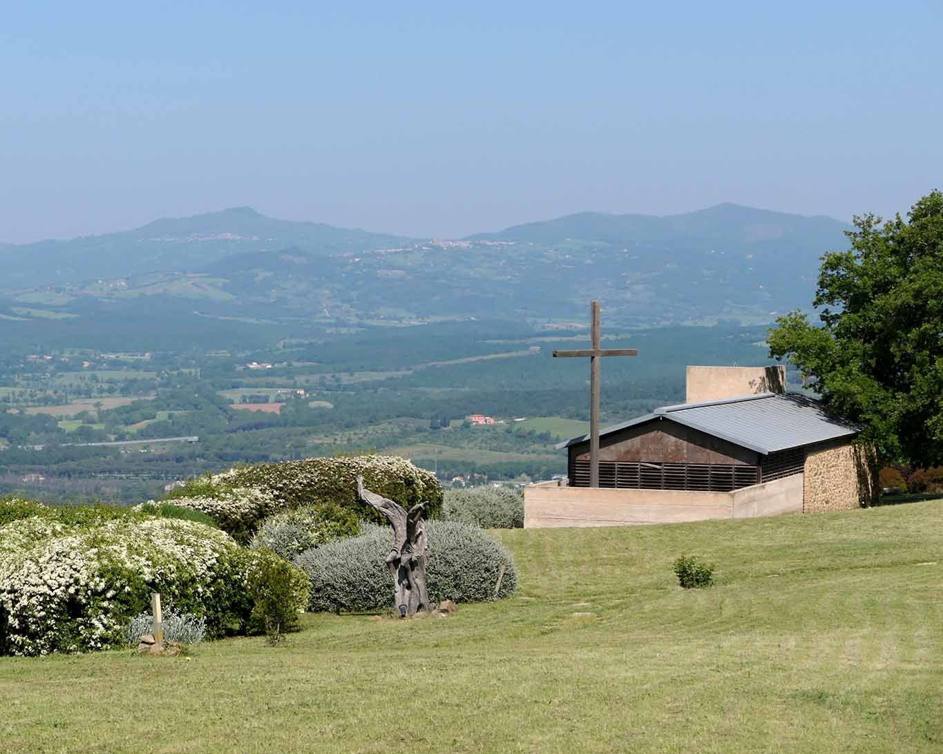 Monastero di Siloe, Klostergarten: Maremma und La cappella della SS.ma Trinità