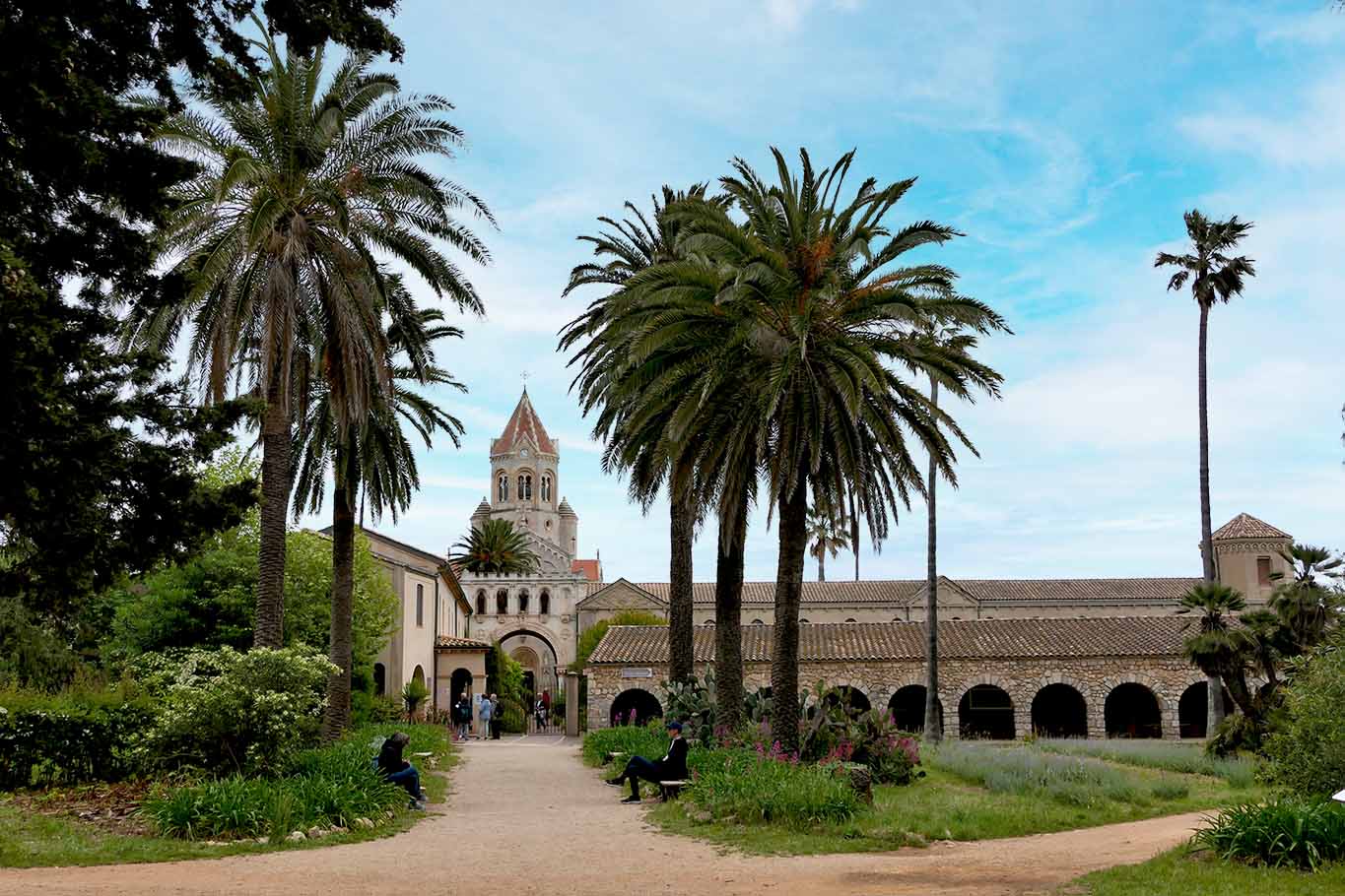 Mediterranes Ambiente prägt die Klosterinsel mit ihren Gärten.