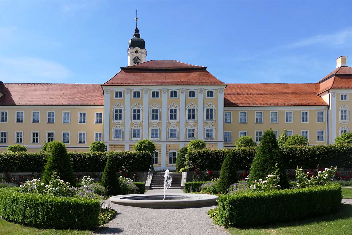 Der Terrassengarten des Klosters Roggenburg in voller Pracht.