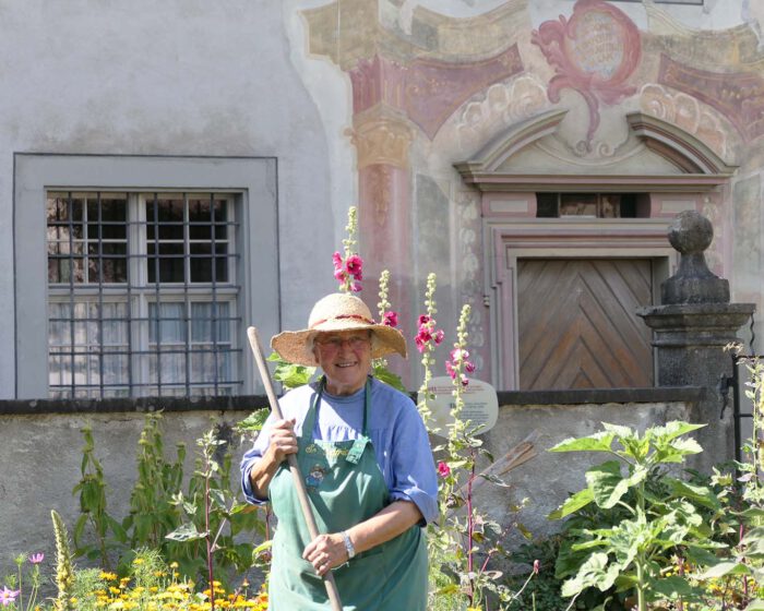 Auch im hohen Alter bereitet Schwester Beatrice die Gartenarbeit im Klostergarten der Benediktinerinnen zu Fahr viel Freude.