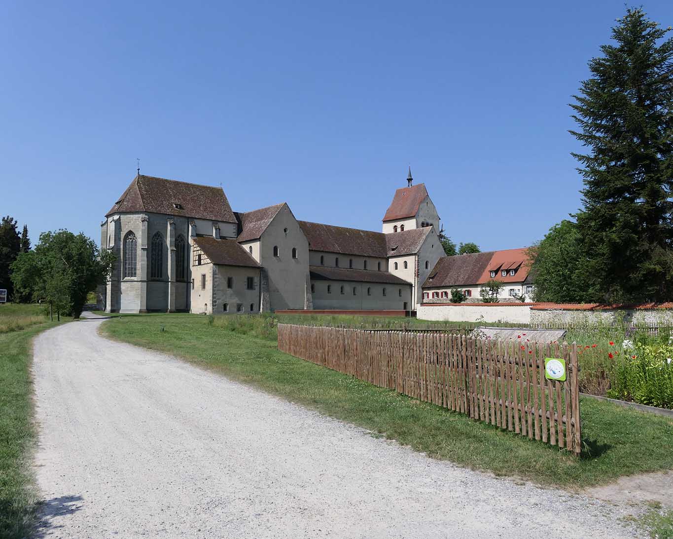 Zum UNESCO-Erbe zählt das alte Kloster auf der Bodensee-Insel Reichenau.