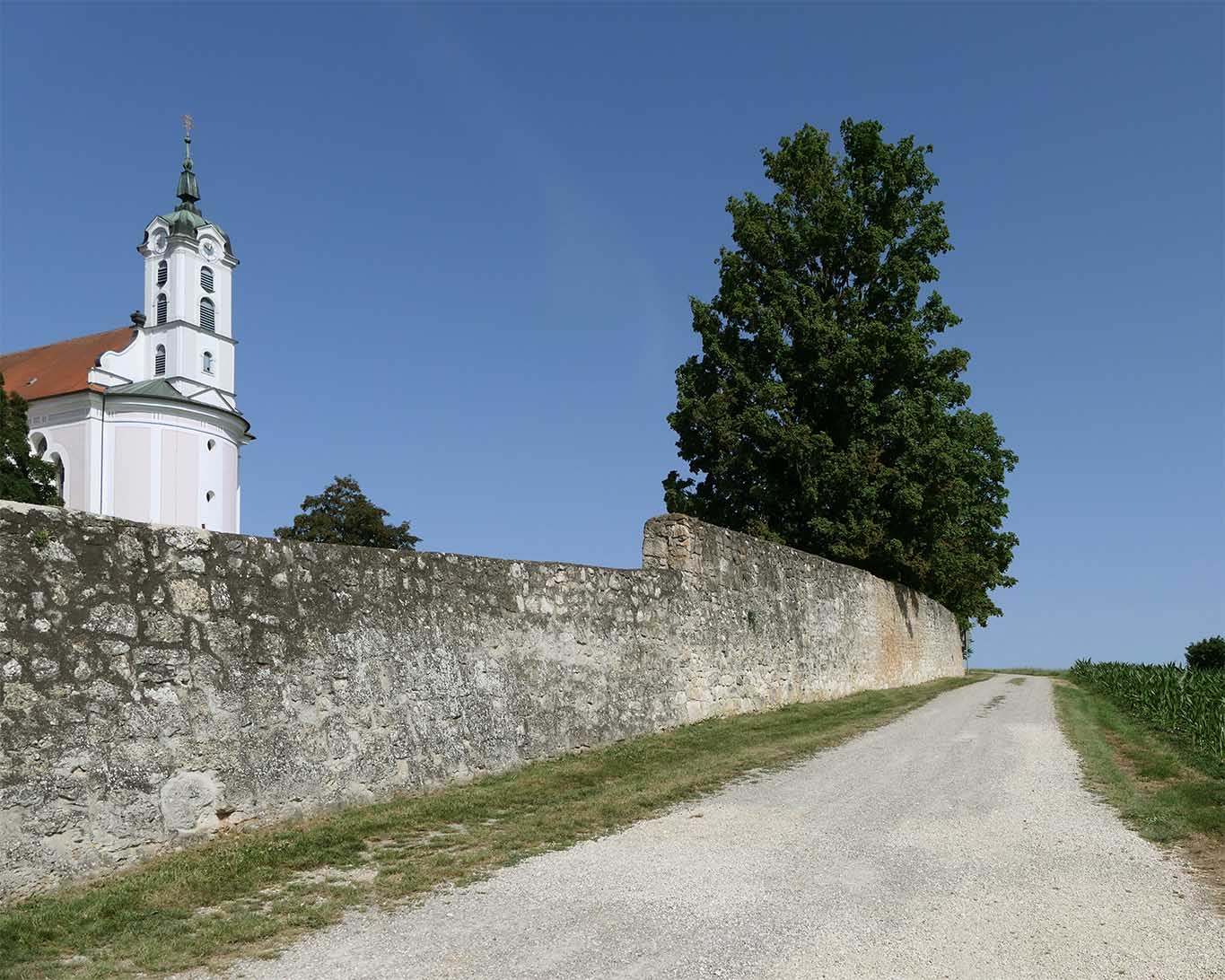 Wallfahrtskirche OBerelchingen mit der Mauer zum Napoloenfeld