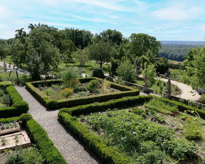 Die quatratischen Beete auf der Terrasse des Gartens