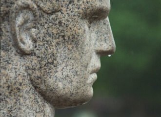 Männerkopf mit tropfender Nase im Vigeland Skulpturenpark Oslo.