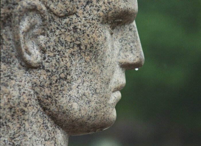 Männerkopf mit tropfender Nase im Vigeland Skulpturenpark Oslo.