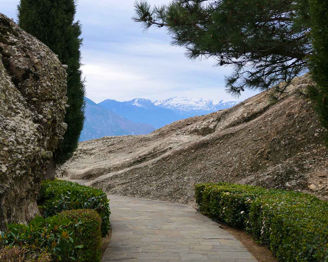 Weg durch den neuangelegten Garten des Meteora-Klosters Agia Triada.