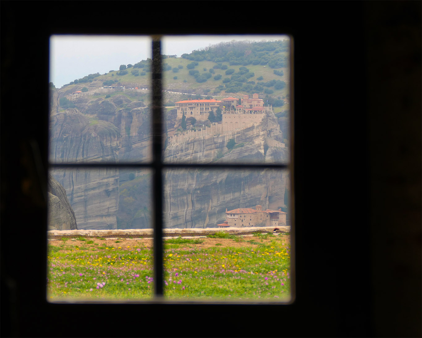 Ein Blick aus dem Fenster des Meteora-Klosters Agia Triada ermöglicht die Sicht auf Varlaam und das Kloster Rousenau.