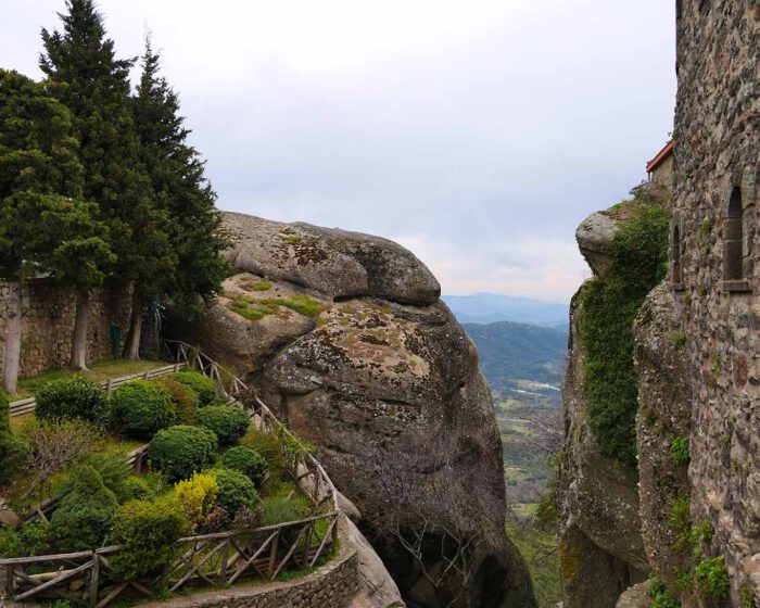 Berggarten des berühmten Meteora-Klosters Agios Stephanos