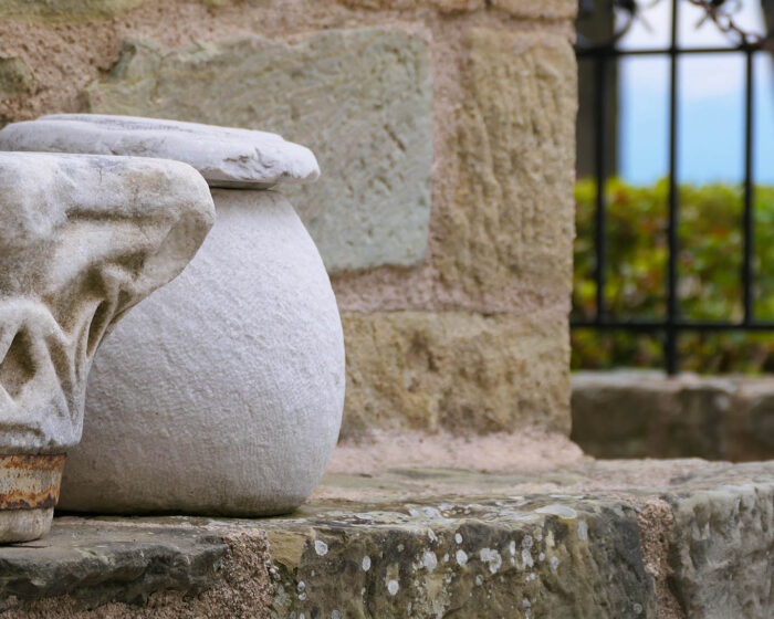 Steinfragmente Detail aus dem Garten des Meteora-Klosters Agios Stephanos.