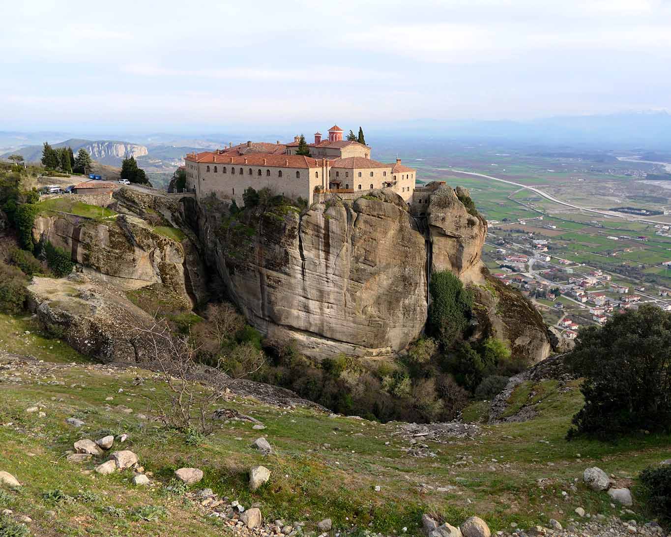 Blick auf das Meteora-Klosters Agios Stephanos vom benachbarten Felsen.