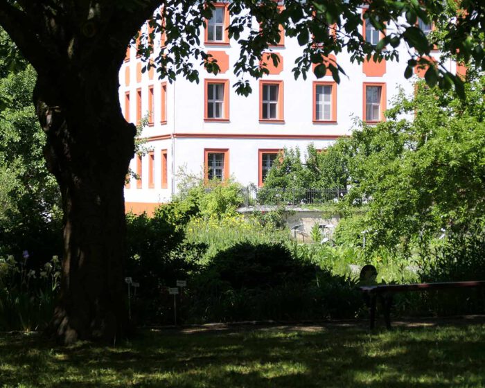 Jeder Garten braucht seine schattigen Ecken mit schöner Aussicht.