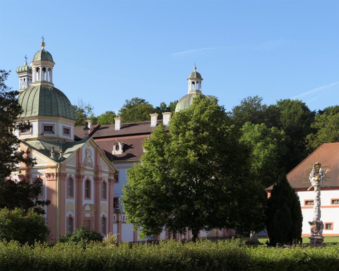 Kühle Schatten des Morgens verbergen die barocke Pracht von St. Marienthal.