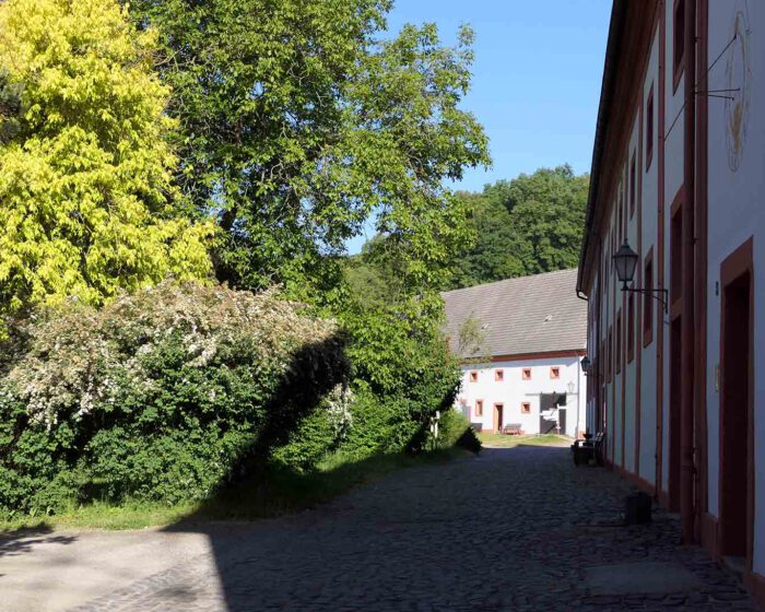 Blick vorbei an den Gesindestuben zur Mensa im Kloster Stift St. Marienthal.
