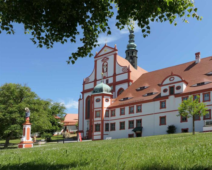 Klosterhof und Klosterkirche in St. Marienstern in der Oberlausitz.