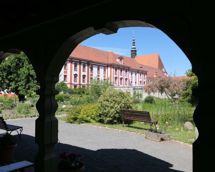 Von der schattigen Loggia aus liessen sich die Nonnen beobachten, wenn die Sicht nicht eine hohe Mauer verdecken würde.