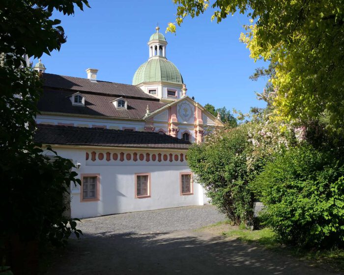 Michealiskapelle im Kloster St. Marienthal im Morgenlicht an einem klaren Frühsommertag.