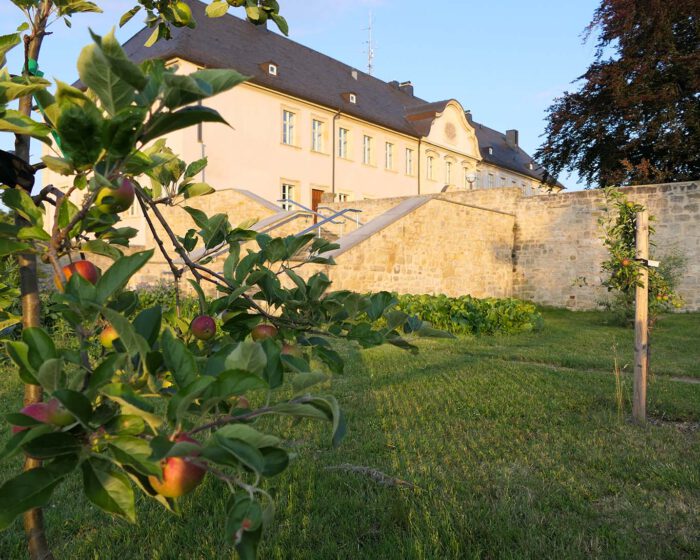 Blick auf des Ekkehard-Haus des Klosters Huysburg aus dem grossen Garten.