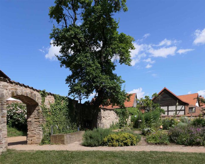 Ein Kloster in einem Harzer Dörfchen mit Bauerngärten.