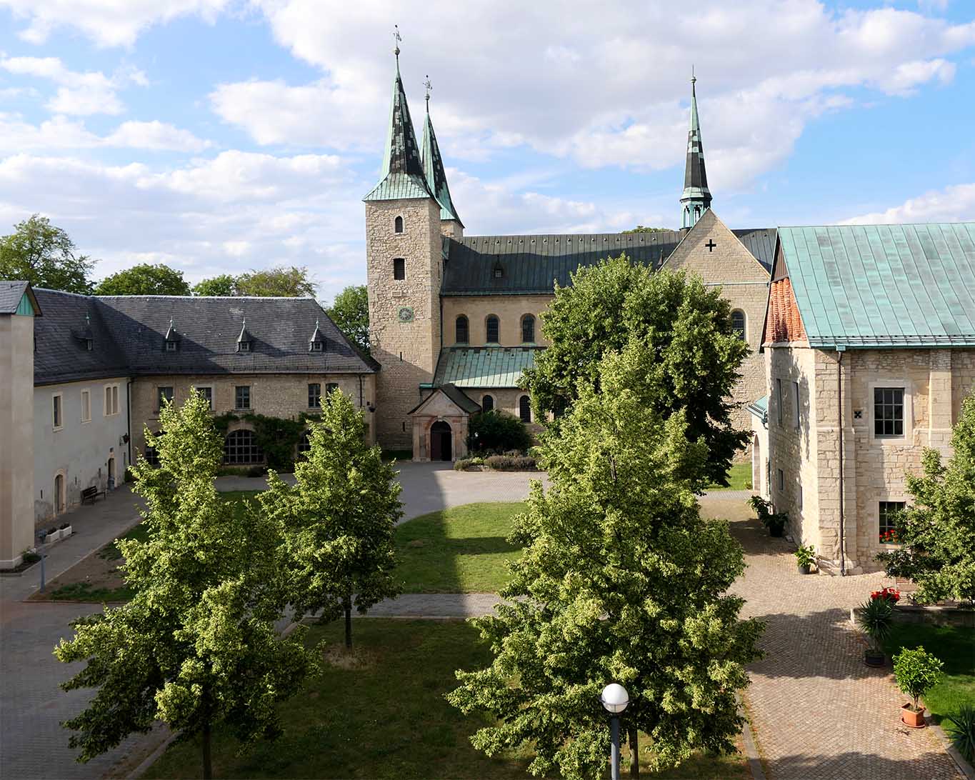 Der einladende Klosterhof der Huysburg ist Zeichen einer dem Leben zugewandten Frömmigkeit.