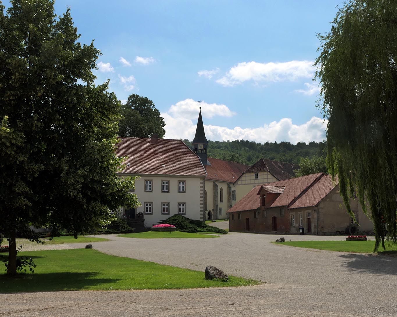 Sommerliche Stille schwebt über dem Klosterhof Wülfinghausen.
