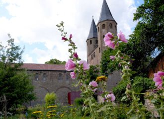 Die beiden Türme der romanischen Klosterkirche St. Vincent in Drüneck.
