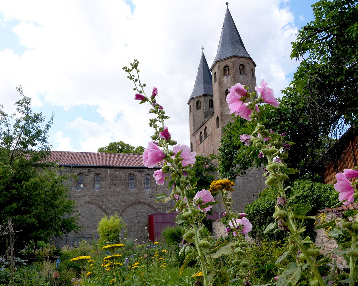 Die beiden Türme der romanischen Klosterkirche St. Vincent in Drüneck.