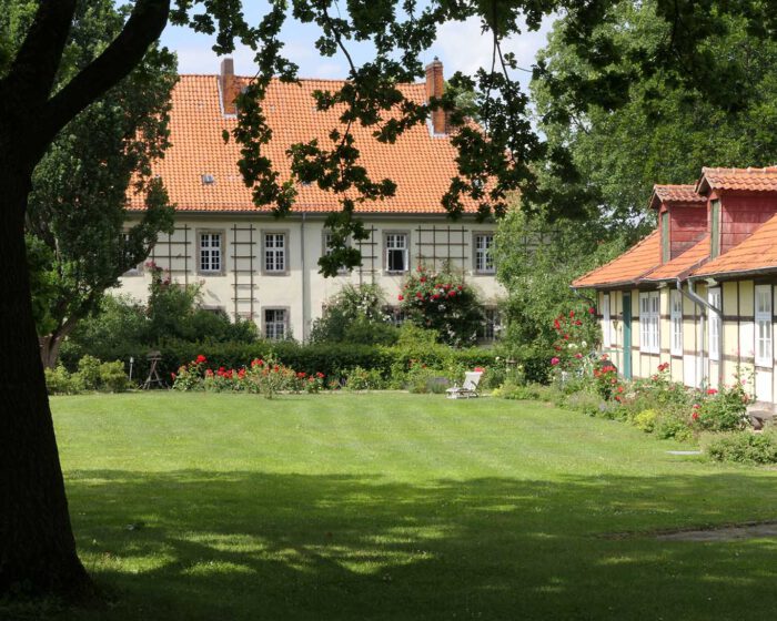 Blick in den Paradiesgarten des Klosters Wülfinghausen.