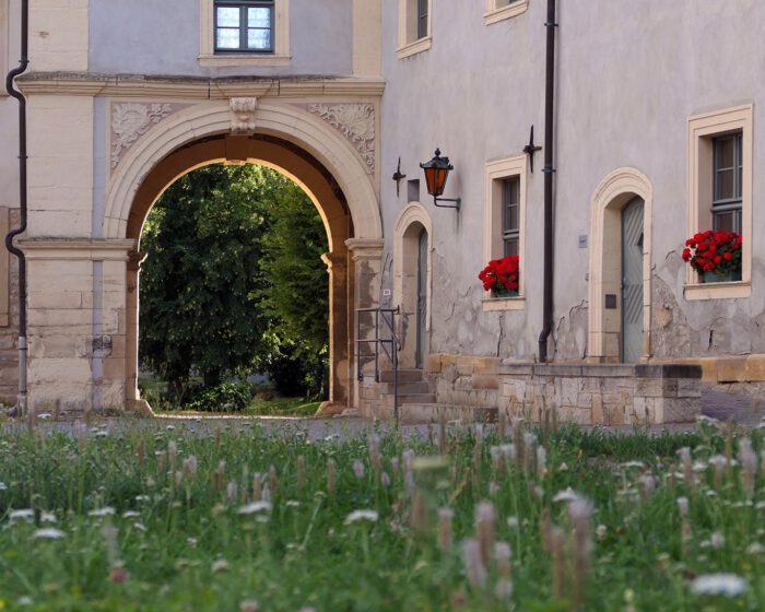 Die Tür steht offen im Kloster Huysburg für Wanderer, Pilger , Wallfahrer und Neugierige.