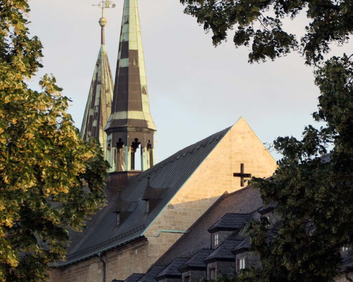 Bescheiden krönen die drei Türme die Klosterkirche von Huysburg.