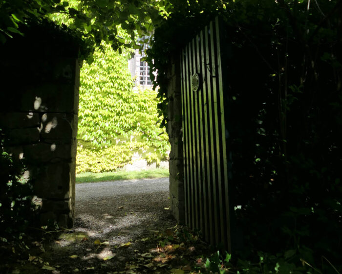 Diese Tür bleibt normalen Besuchern verschlossen. Es ist das Tor zu den Gärten.