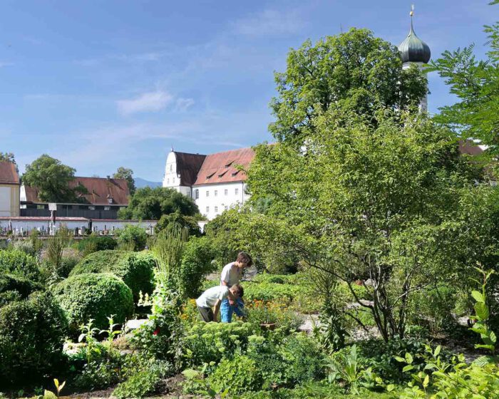 Im Meditationsgarten des Klosters Benediktbeuern gibt es immer etwas zu entdecken und begeistert Gross un Klein.