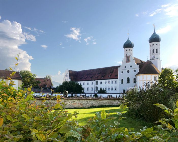 Das Kloster Benediktbeuern besticht durch seine markante architektonische Inszenierung.