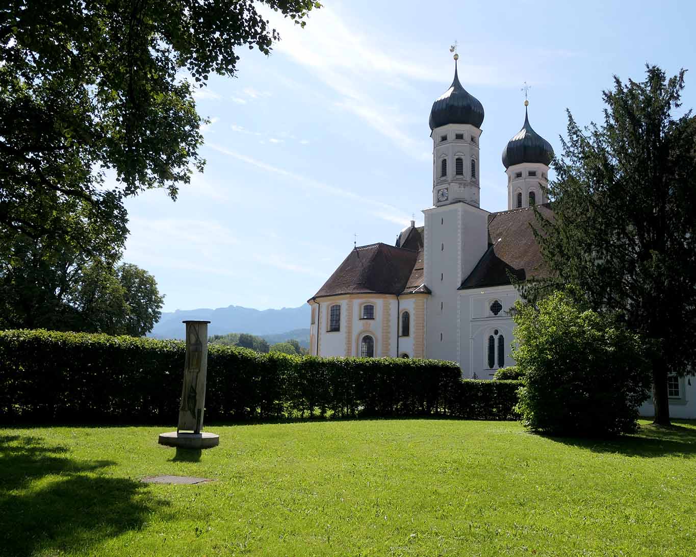 Im Kloster Benediktbeuern sind die Salesianer zu Hause. Ihr Wirken ist nicht nur vor Ort und in der Region spürbar. Es leuchtet in die Welt hinaus.