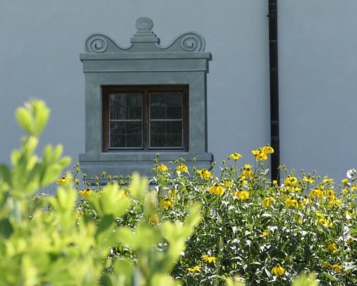 Fenster am Maierhof mit Blick über den Garten.