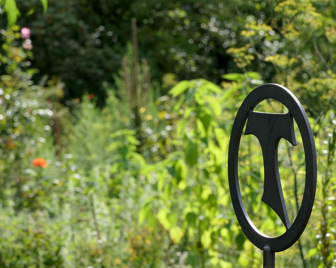 Franziskanisches Kreuz am Eingang zum Klostergarten von Oberzell.