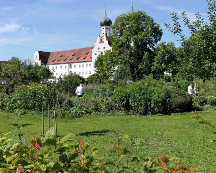 Ein Garten ohne Besucher ist trostlos und öde. Wie schön, dass im Klostergarten Benediktbeuern immer jemand vorbeischaut.