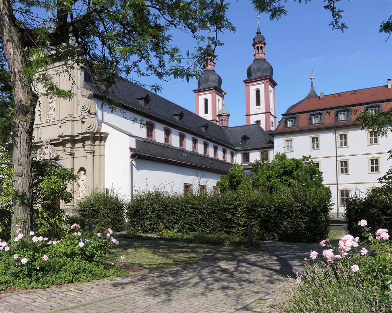 Klosterkirche der Franziskanerinne ovn Oberzell vom Stiftshof aus gesehen.