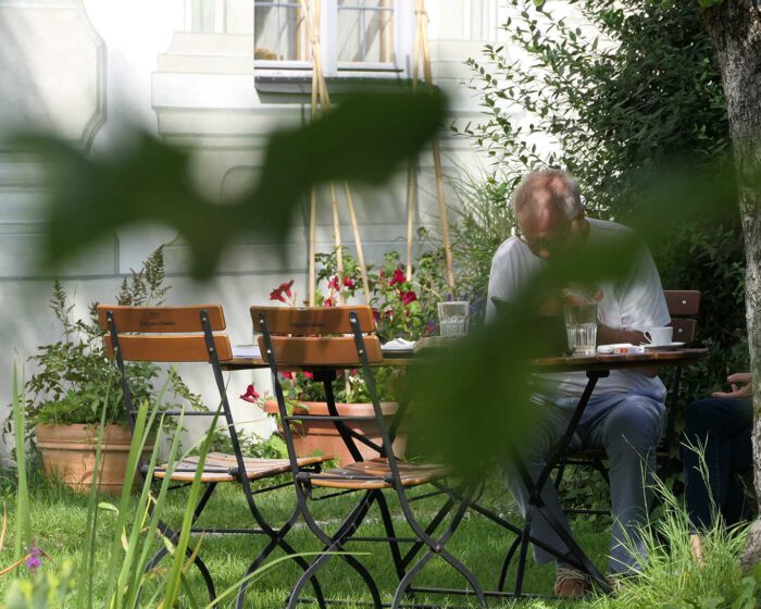 Ruhefindender Besucher des Klostergartens Benediktbeuern.