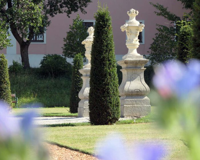 Säulenblick statt Säulenheilige im Stift Seitenstetten.