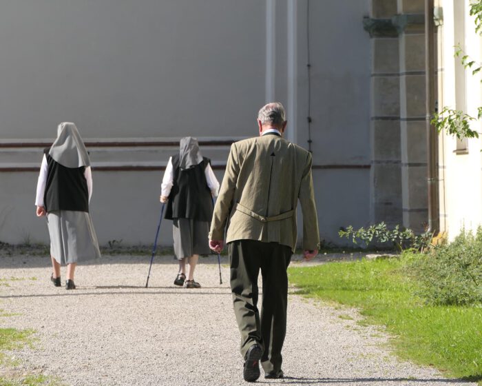 Sonntaägliche Gottesdienstbesucherinnen auf dem Weg zur Basilika St. Benedikt.
