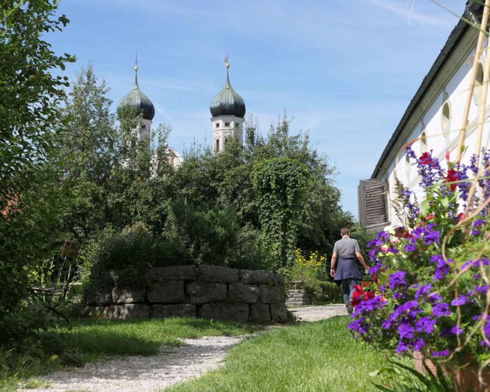 Die typischen Türme der Basilika St. Benedikt sind gute Orientierungspunkte.