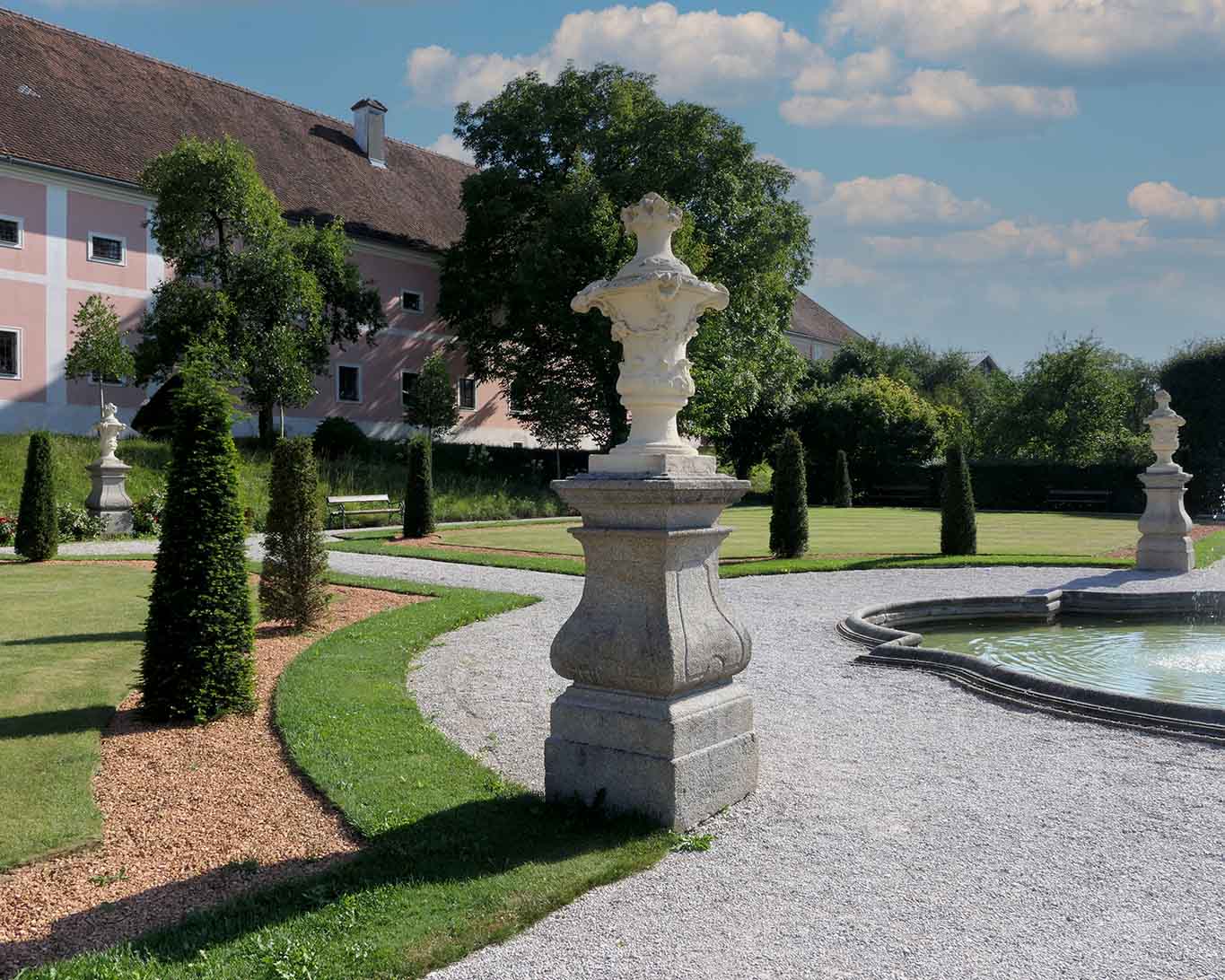 Zentraler Punkt im Hofgarten ist das Wasserbassin mit Fontaine.