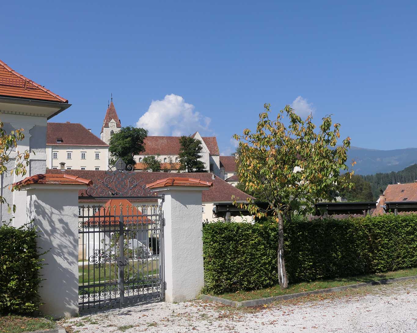 Ein scheinbar verschlossenes Tor zum frei zugänglichen Barockgarten des Benediktinerstiftes St. Paul im Lavanttal.