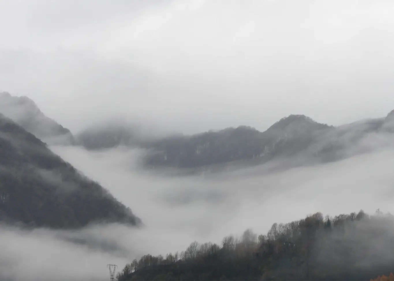 Nebelschwaden nach intensivem Herbstregen in den Alpen bei Bergamo.
