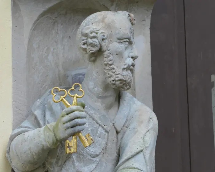 Der Apostel Petrus mit Schlüsseln an der Dorfkirche Ostritz beim Kloster St. Marienthal.