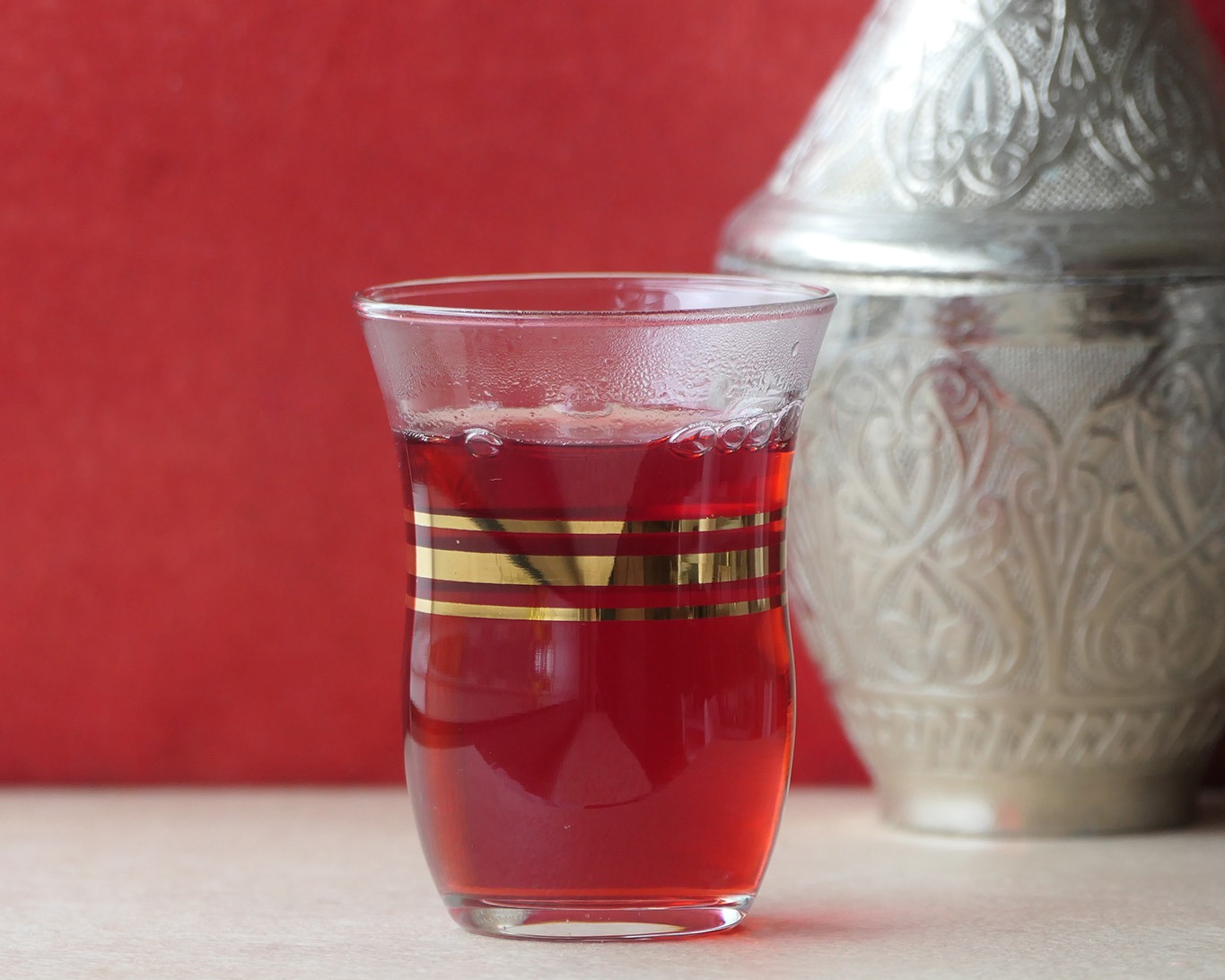 An kalten und an heissen Tagen ist ein Glas Hibiskusblüten-Tee eine köstliches Getränk.