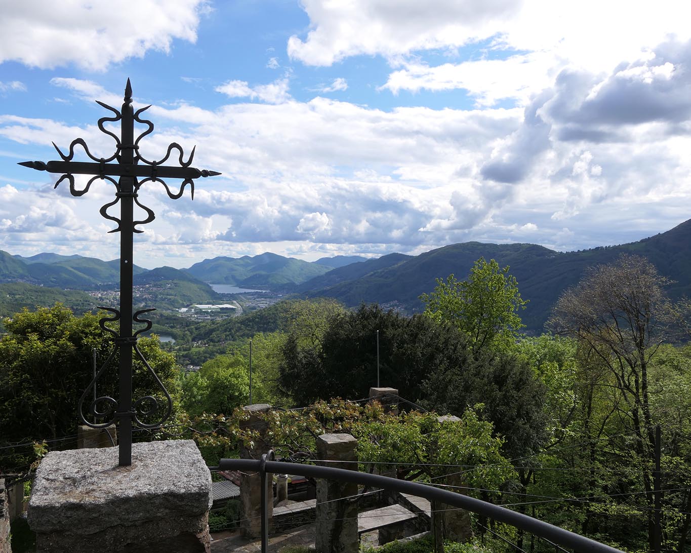 Blick nach Lugano vom Convento Bigorio in den Tessiner Bergen.