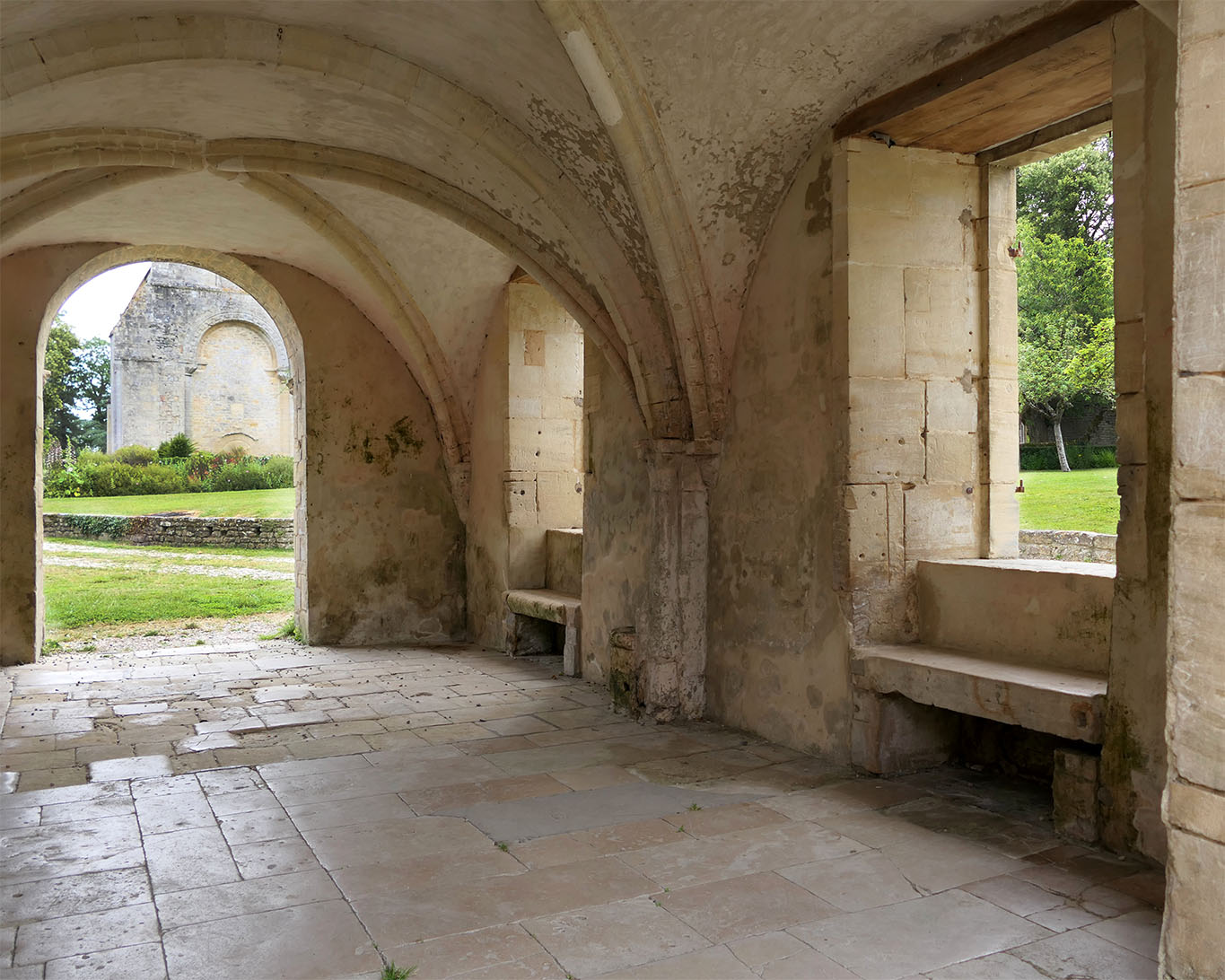 Gotische Bögen und ein grüner Garten