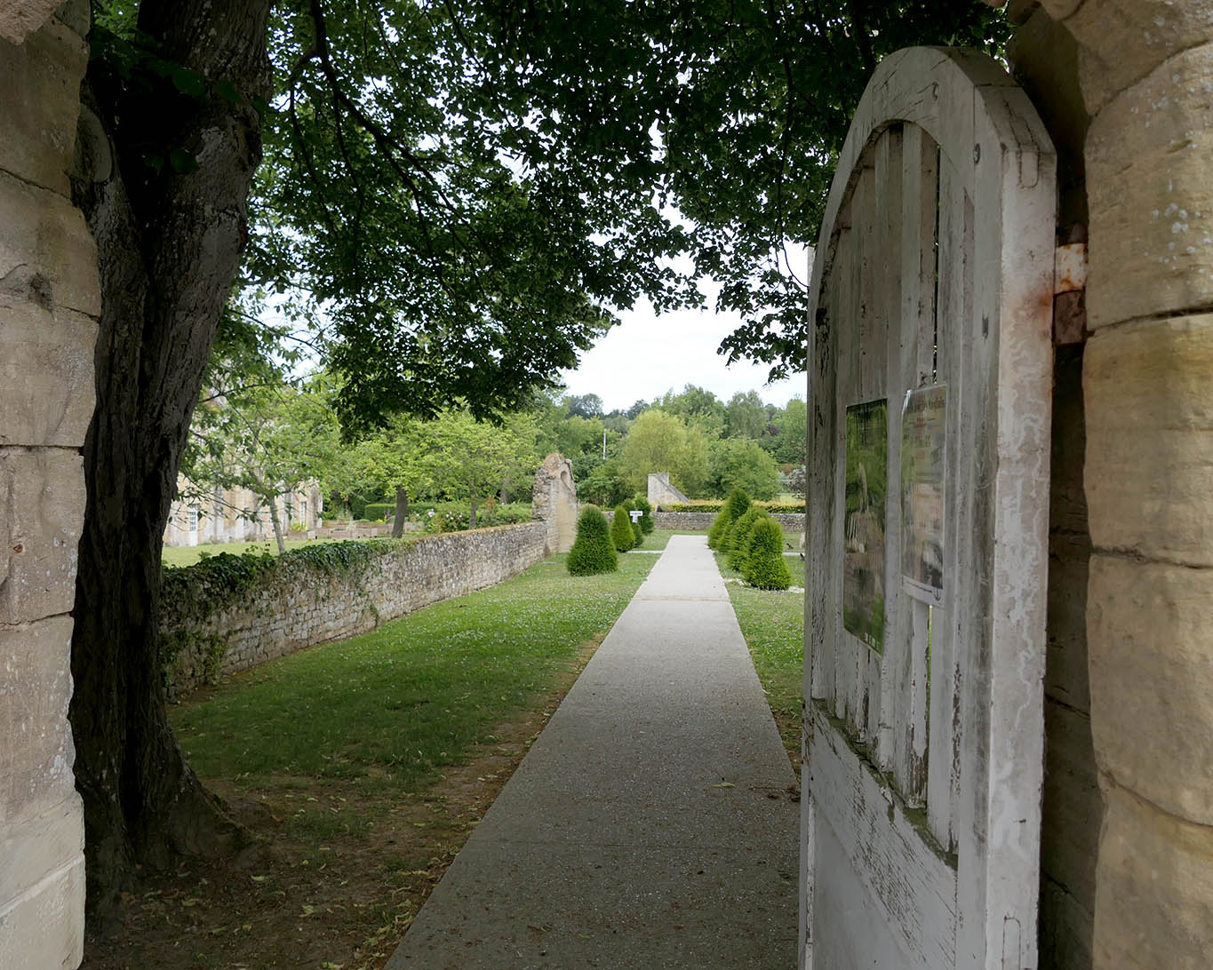 Die Tür steht offen für jeden Besucher und jede Besucherin zum Schmuckstück der ehemaligen Abtei.