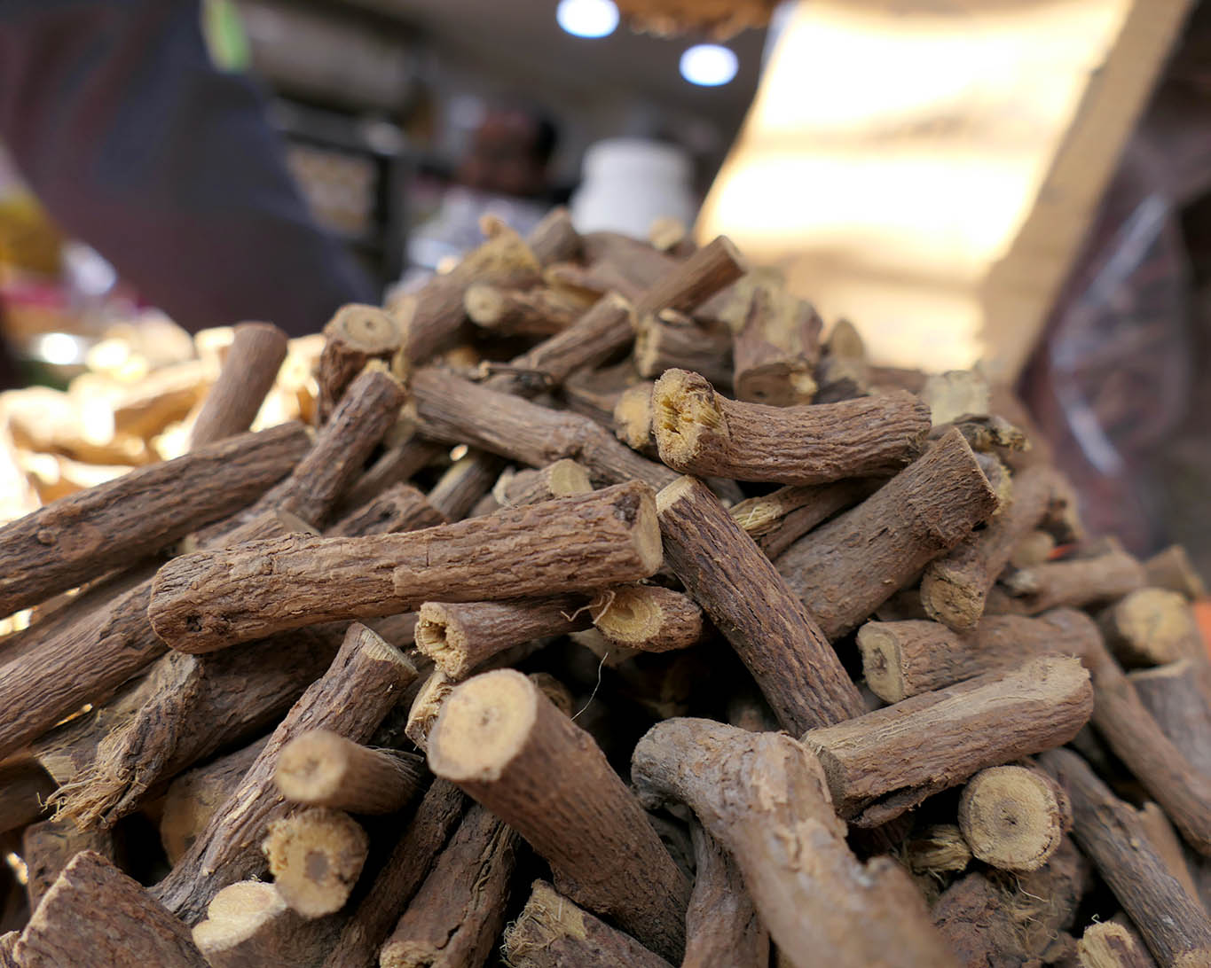 getrocknete Süssholzwurzeln auf dem Spice Market in New Delhi